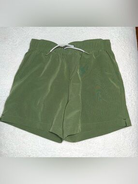 Vineyard Vines On the Go Canvas pull on shorts. Size M (10/12)